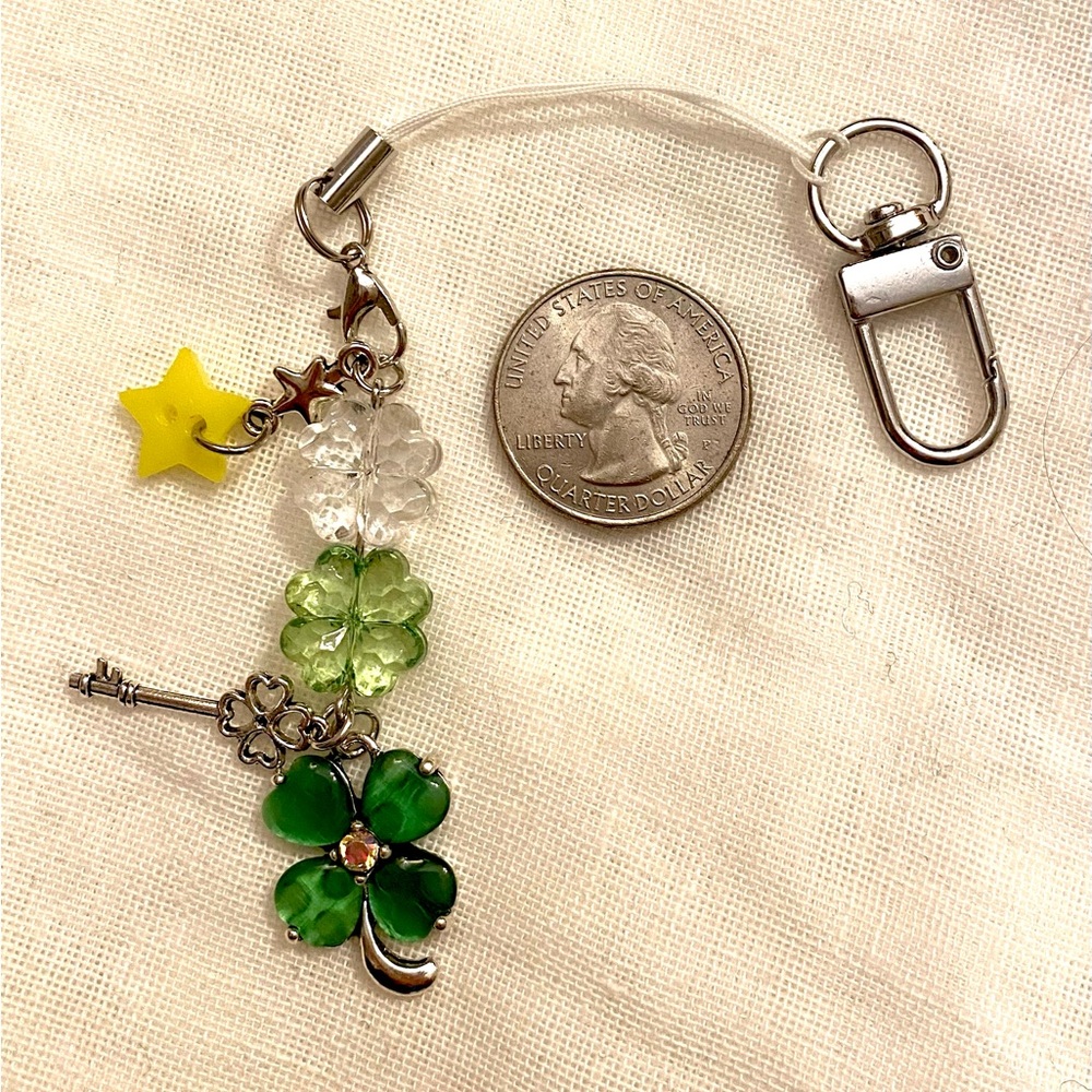 Charming Clover Keychains for Luck St. Patrick’s Day Just Got Prettier pick one - Picture 4 of 4
